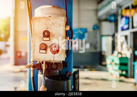 Alte Schalttafel Bedienung Auto Lift Hebezeug Kran in Auto-Service-Garage. Stockfoto