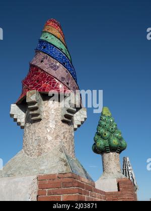 Das Dach des Palau Güell, einem Herrenhaus, das vom Architekten Antoni Gaudi für den Tycoon Eusebi Guell, UNESCO, entworfen wurde Stockfoto