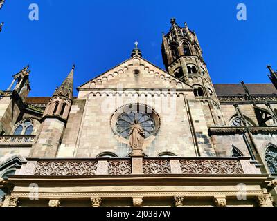 Romanisches Querhaus (um 1210) mit Hahnenturm, Freiburger Münster, Münster unserer Lieben Frau, römisch-katholische Stadtpfarrkirche von Freiburg im B Stockfoto