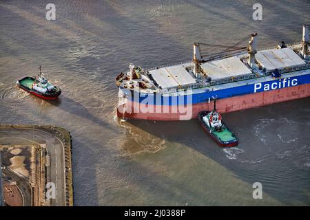 Das Schiff dockt an den Seaforth Docks, Liverpool, an und wird von zwei Schlepper, Merseyside, Nordwestengland, Großbritannien, angefahren Stockfoto