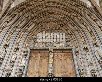 Tympanon und Trumeau-Madonna in der Portalvorhalle mit Taubengitter, Freiburger Münster, Münster unserer Lieben Frau, römisch-katholische Stadtpfarrki Stockfoto