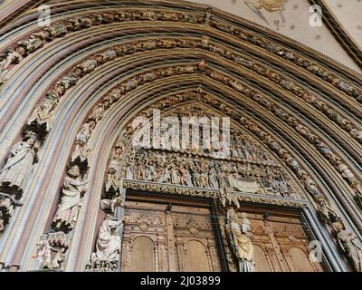 Tympanon und Trumeau-Madonna in der Portalvorhalle mit Taubengitter, Freiburger Münster, Münster unserer Lieben Frau, römisch-katholische Stadtpfarrki Stockfoto