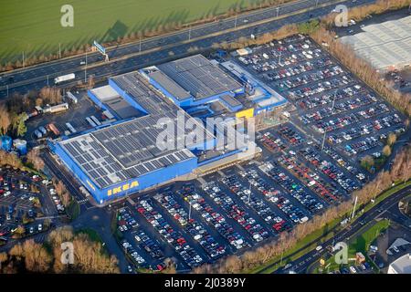 Eine Luftaufnahme des Ikea-Geschäfts in Warrington, Nordwestengland, Großbritannien. Der erste Ikea-Store in Großbritannien wurde im Oktober 1. 1987 eröffnet Stockfoto