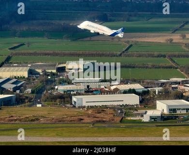 Airbus-Beluga-Flugzeuge, die für den Transport von Flugzeugflügeln verwendet werden und vom Airbus-Standort in Hawarden, Nordwales, Großbritannien, starten Stockfoto