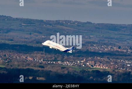 Airbus-Beluga-Flugzeuge, die für den Transport von Flugzeugflügeln verwendet werden und vom Airbus-Standort in Hawarden, Nordwales, Großbritannien, starten Stockfoto