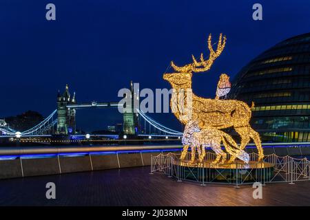 Weihnachtsschmuck am More London Place mit Tower Bridge im Hintergrund, London, England, Großbritannien, Europa Stockfoto