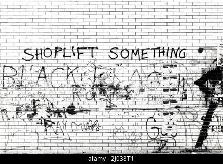 Eine Graffiti-Wand in der Straße 3. in Alphabet City im East Village, die Menschen dazu anfleht, etwas zu schaufeln. Im April 1983 in Manhattan, New York City. Stockfoto