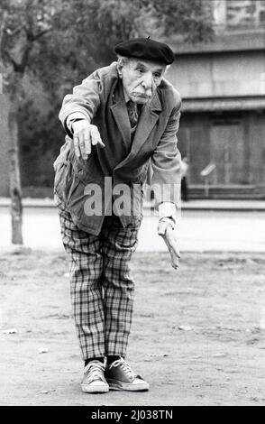 Ein sehr fetziger älterer Mann, wahrscheinlich ein Italiener, übt während eines Boccisspiels in Midtown Manhattan, New York City, körperenglisch aus. 1978. Stockfoto