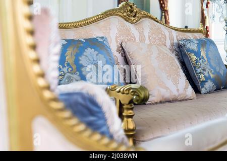 Detail Bild von Kissen auf einem antiken Luxus-Sofa, Wohnzimmer Innenarchitektur und Dekoration Stockfoto