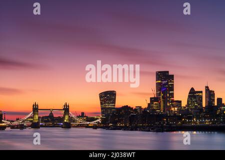 Die Skyline der City of London bei Sonnenuntergang mit Tower Bridge, Gherkin und Walkie Talkie Building, London, England, Großbritannien, Europa Stockfoto