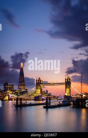 Tower Bridge und The Shard bei Sonnenuntergang aus Wapping, London, England, Großbritannien, Europa Stockfoto