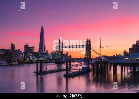 Tower Bridge, Butler's Wharf und The Shard bei Sonnenuntergang aus Wapping, London, England, Großbritannien, Europa Stockfoto