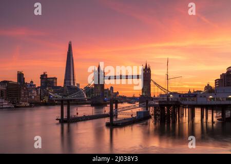 Tower Bridge, Butler's Wharf und The Shard bei Sonnenuntergang aus Wapping, London, England, Großbritannien, Europa Stockfoto