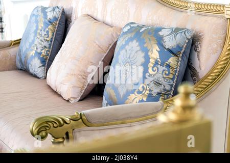 Detail Bild von Kissen auf einem antiken Luxus-Sofa, Wohnzimmer Innenarchitektur und Dekoration Stockfoto