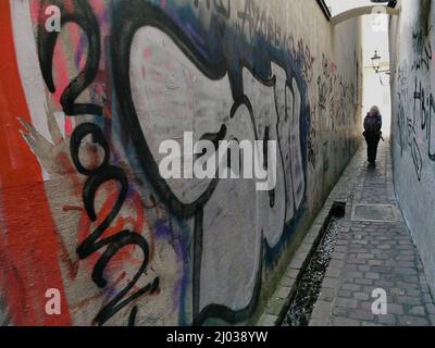 Schmiererei an den Wänden in der Altstadt von Freiburg im Breisgau, Baden-Würtemberg, Deutschland / Graffiti an den Mauern in der Altstadt von Freibur Stockfoto