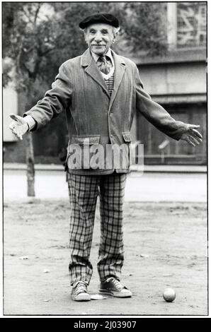 Ein Lächeln und Achselzucken von einem eleganten älteren Mann bei einem Boccia-Spiel in Midtown Manhattan, New York City. 1978. Stockfoto