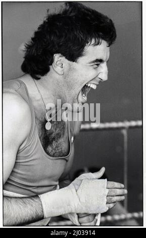 Ein Foto von 1981, auf dem der Schwergewichtsboxer Gerry Cooney mit einem Sparringspartner lachte. In einem Fitnessstudio auf Long Island, New York Stockfoto