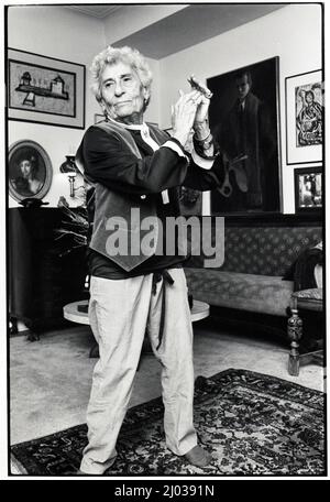 Ein Foto von 1981, der Grand-Matriarchin des Nachtlebens, Disco Sally Lippman, 81, tanzte in ihrer Wohnung. In Manhattan, New York City. Stockfoto