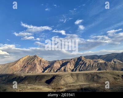 Um den Azat-Stausee erheben sich die Yeranos-Berge. Ararat, Armenien Stockfoto