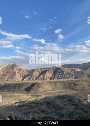 Um den Azat-Stausee erhebt sich eine vertikale Aufnahme der Yeranos-Berge Stockfoto