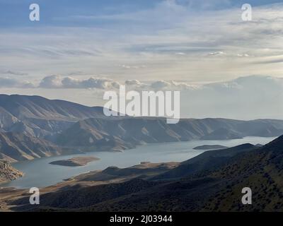 Malerischer Stausee mit blauem Wasser in einem wasserarden Gebiet. Der Fluss Azat in Armenien Stockfoto