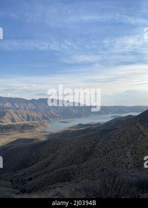 Eine vertikale Aufnahme des Azat Reservoirs mit wunderschönen Yeranos Bergen unter dem Himmel. Ararat, Armenien Stockfoto