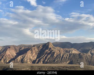 Der faszinierende Blick auf die Yeranos-Berge erhebt sich um den Azat-Stausee Stockfoto