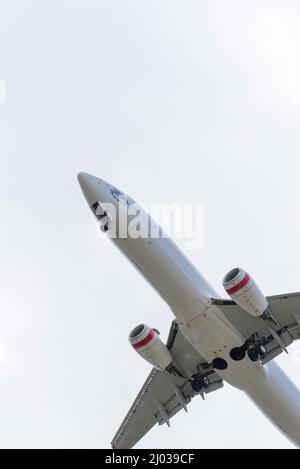 Virgin Australia Airlines, Boeing 737-8FE Flugzeug VH-VUJ 'Rosebud Beach' mit Rädern nach unten, als es sich vom Norden aus dem australischen Flughafen Sydney nähert Stockfoto