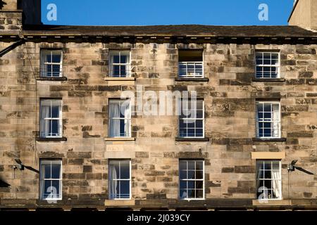 Alte Fenster auf historischen Gebäuden an der Royal Mile, Edinburgh, Schottland, Großbritannien Stockfoto