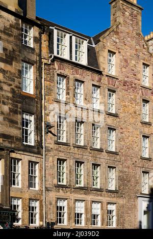 Alte Fenster auf historischen Gebäuden an der Royal Mile, Edinburgh, Schottland, Großbritannien Stockfoto