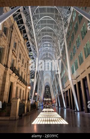 The Allen Lambert Galleria at Night, genannt Crystal Cathedral of Commerce, Brookfield Place, Toronto, Ontario, Kanada, Nordamerika Stockfoto