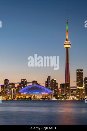 Skyline von Toronto mit dem CN Tower bei Nacht, von Toronto Island, Toronto, Ontario, Kanada, Nordamerika Stockfoto