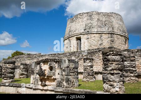 Chac Maske im Vordergrund, runder Tempel im Hintergrund, Maya Ruinen, Mayapan Archäologische Zone, Yucatan Staat, Mexiko, Nordamerika Stockfoto