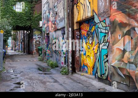 Torontos berüchtigte Graffiti Alley im Fashion District, Toronto, Ontario, Kanada, Nordamerika Stockfoto