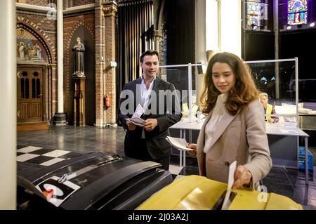 AMSTERDAM - FVD-leider Thierry Baudet bringt samt met zijn vrouw Davide Heijmans in de Posthoornkerk zijn stem uit voor de gemeenteraadsverkiezingen. ANP SEM VAN DER WAL Stockfoto