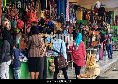 Bunte Taschen und andere Souvenirs auf dem Markt im Zentrum der Nord-Torajan-Hauptstadt, Rantepao, Toraja, Süd-Sulawesi, Indonesien Stockfoto