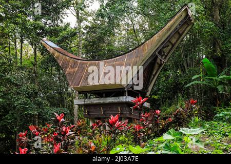 Zinkverkleidete Satteldecke mit Tongkonan, megalithische Grabstätte von Bori Kalimbuang, Bori, Rantepao, Toraja, Sulawesi, Indonesien, Südostasien, Asien Stockfoto