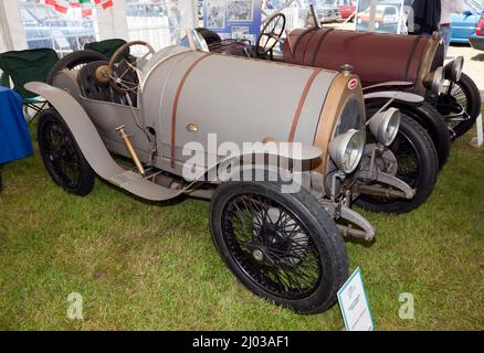 Dreiviertel-Frontansicht eines 1923, der auf der London Classic Car Show 2021 sein 100-jähriges Bestehen feiert Stockfoto