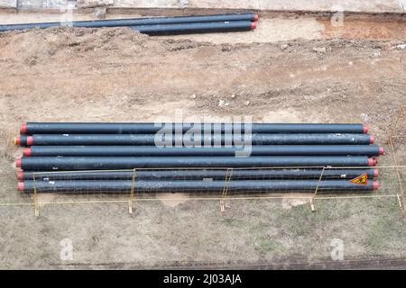 Bauarbeiten. Verlegung einer Pipeline, um Häuser mit heißem und kaltem Wasser zu versorgen. Austausch der alten Pipeline Stockfoto