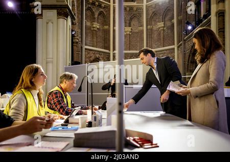 AMSTERDAM - FVD-leider Thierry Baudet bringt samt met zijn vrouw Davide Heijmans in de Posthoornkerk zijn stem uit voor de gemeenteraadsverkiezingen. ANP SEM VAN DER WAL Stockfoto