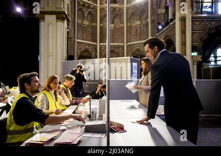 AMSTERDAM - FVD-leider Thierry Baudet bringt samt met zijn vrouw Davide Heijmans in de Posthoornkerk zijn stem uit voor de gemeenteraadsverkiezingen. ANP SEM VAN DER WAL Stockfoto