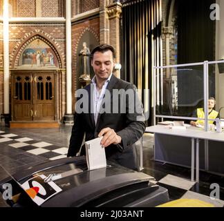 AMSTERDAM - FVD-leider Thierry Baudet bringt in de Posthoornkerk zijn stem uit voor de gemeenteraadsverkiezingen. ANP SEM VAN DER WAL Stockfoto