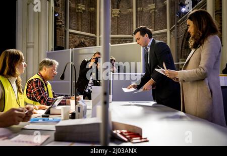 AMSTERDAM - FVD-leider Thierry Baudet bringt samt met zijn vrouw Davide Heijmans in de Posthoornkerk zijn stem uit voor de gemeenteraadsverkiezingen. ANP SEM VAN DER WAL Stockfoto