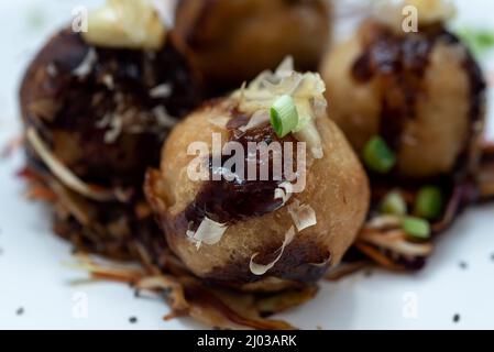 Ein Teller mit Takoyaki-Snack Stockfoto