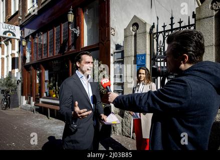 AMSTERDAM - FVD-leider Thierry Baudet bringt samt met zijn vrouw Davide Heijmans in de Posthoornkerk zijn stem uit voor de gemeenteraadsverkiezingen. ANP SEM VAN DER WAL Stockfoto