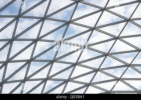 Ein Fragment einer Glaskuppel auf dem Dach des Gebäudes. Geometrische Glaskuppel. Moderne Deckenarchitektur Stockfoto