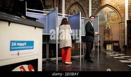 AMSTERDAM - FVD-leider Thierry Baudet bringt samt met zijn vrouw Davide Heijmans in de Posthoornkerk zijn stem uit voor de gemeenteraadsverkiezingen. ANP SEM VAN DER WAL Stockfoto