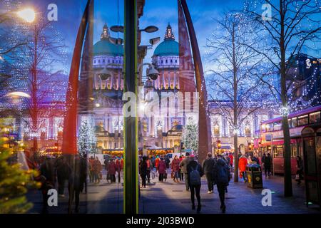 Das Rathaus von Belfast erstrahlte zu Weihnachten in einem Schaufenster in Nordirland Stockfoto