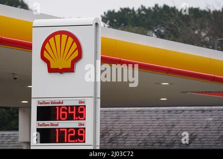 Ein Schild mit bleifreiem Benzinpreis bei 164,9 pro Liter und Dieselpreis bei 172,9 pro Liter an einer Shell-Tankstelle in Leamington Spa. Die Autofahrer sind nach wie vor durch Rekordpreise verstopft, da Benzin durchschnittlich £1,65 pro Liter erreicht. Bilddatum: Mittwoch, 16. März 2022. Stockfoto