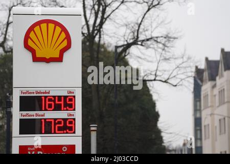 Ein Schild mit bleifreiem Benzinpreis bei 164,9 pro Liter und Dieselpreis bei 172,9 pro Liter an einer Shell-Tankstelle in Leamington Spa. Die Autofahrer sind nach wie vor durch Rekordpreise verstopft, da Benzin durchschnittlich £1,65 pro Liter erreicht. Bilddatum: Mittwoch, 16. März 2022. Stockfoto